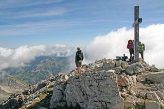 Menschen auf Berggipfel