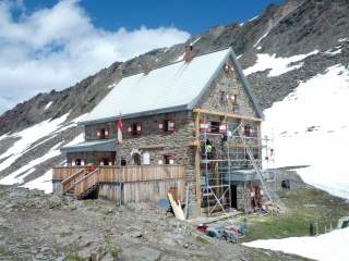 Hochwildehaus in den Ötztaler Alpen mit Baugerüst Hochwildehaus in den Ötztaler Alpen mit Baugerüst