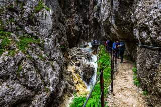Menschen wandern durch angelegten Weg in Klamm