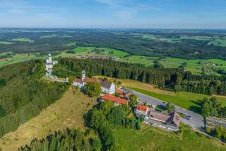 Luftbild vom Gipfel des Hohenpeißenbergs mit Blick ins Alpenvorland.