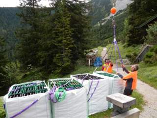 Hubschrauberlieferung am Berg
