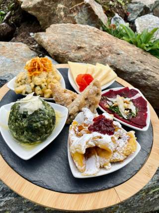 Fertig angerichtet: die vegetarischen Hüttentapas, Foto: Tabea Kirschner Fertig angerichtet: die vegetarischen Hüttentapas, Foto: Tabea Kirschner