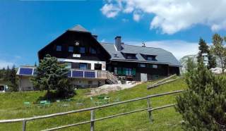 Die Sonnschienhütte im Sommer.