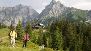 Mödlinger Hütte - Die Mödlinger Hütte ist eine Berghütte, wie man sie sich wünscht, mit dem Admonter Reichenstein als Kulisse. Foto: Iris Kürschner