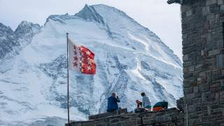 Die Dent d’ Herens mit ihrer eisgepanzerten Nordwand von der Terrasse der Schönbielhütte aus gesehen.