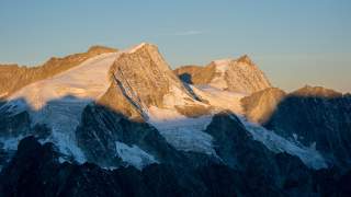 Von der Terrasse der Bertolhütte aus bestaunen wir das erste Sonnenlicht auf der Pigne d’ Arolla und dem Mt. Blanc de Cheilon.