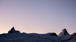 Blick im Morgenlicht auf die Silhouetten von Matterhorn und Dent d’ Herens.