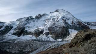 Die Lawine eines Serac-Abbruches in der Dent d’ Herens Nordostwand donnert hinunter auf den Tiefmattengletscher.