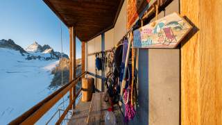 Trocknende Hochtourenausrüstung auf der Terrasse der Bertolhütte
