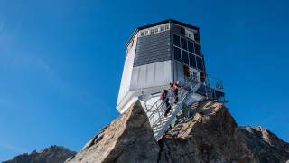 Die 3311 Meter hoch gelegene Bertolhütte steht spektakulär auf einem Felssporn.