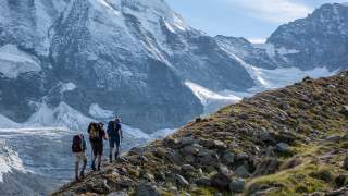 Drei Bergsteiger steigen zur Schönbielhütte auf