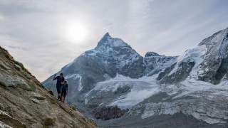 Blick auf die Westwand des Matterhorns, im Vordergrund zwei Bergsteiger
