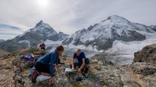 Rastplatz auf dem 3092 Meter hohen Stockji. Hinten links das Matterhorn, recht die Dent d’ Herens.
