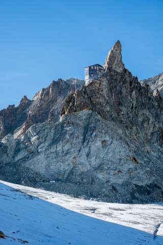Die Bertolhütte thront auf einem Felsvorsprung über dem Bertolgletscher.