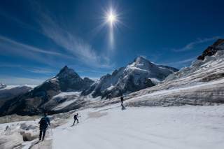 Eine Dreierseilschaft im Aufstieg zum Col de la Tête Blanche, gegenüber Matterhorn und Dent d’Hérens.