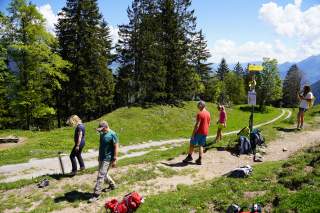 Mehrere Personen gehen auf einem Wanderweg in den Bergen
