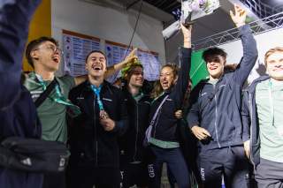 Gruppen feiert Medaille