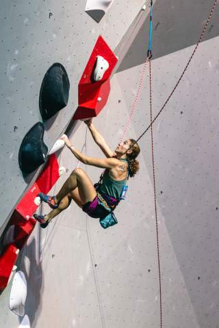 Para-Kletterin an Wand