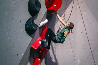 Para-Kletterin an Wand