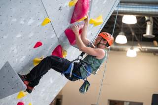 Para-Kletterer an Wand