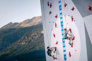 Zwei Speed-Kletterer an der Wand.
