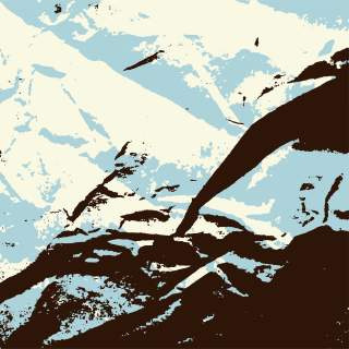 Abstrakte Darstellung einer bergigen Landschaft in Beige, Hellblau und Schwarz mit scharfen Kontrasten und unregelmäßigen Flächen.