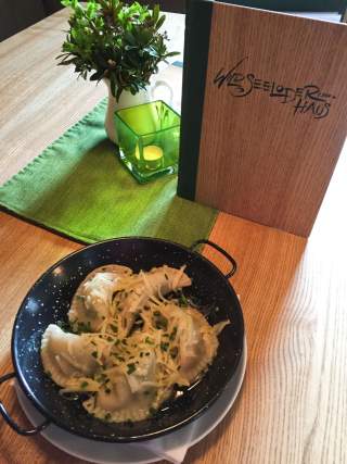 In Pfännchen angerichtete Bärlauchschlutzkrapfen