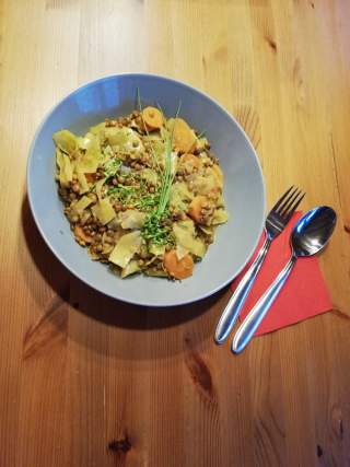 Linseneintopf mit Weißkraut und Curry Foto: Team Bettelwurfhütte Linseneintopf mit Weißkraut und Curry Foto: Team Bettelwurfhütte