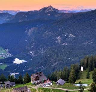 Die Gablonzer Hütte im Abendrot.