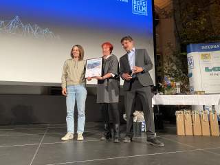 DAV-Vizepräsidentin Melanie Grimm (Mitte) und Festivaldirektor Tom Dauer übergeben den DAV-Preis an Barbara Zangerl.