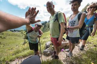 Menschen schlagen am Berg ein Menschen schlagen am Berg ein
