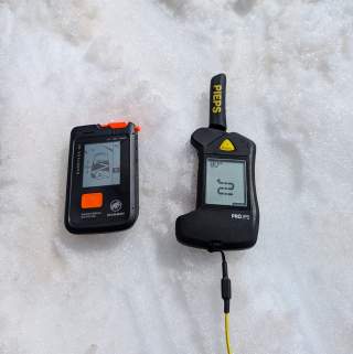 LVS Gerät auf Schnee