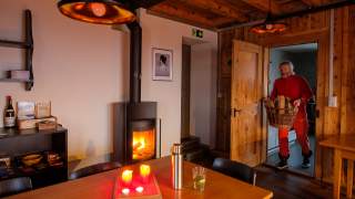 Dieter bringt Holz in die Hütte.