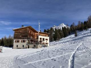 Berghütte in winterlicher Landschaft