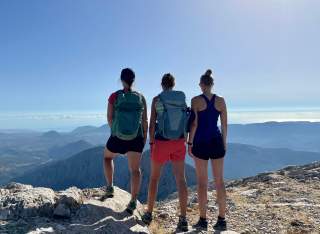 Drei Frauen genießen Aussicht über Landschaft