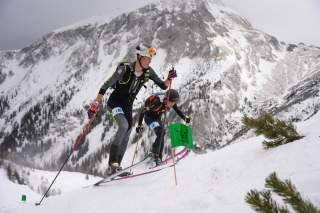 Skimo Athleten laufen Berg rauf