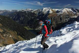 Bergwanderin am Jubiläumsweg unterhalb des Rauhorn.