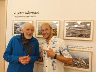 Autor Sven Ott mit Fotograf Jürgen Winkler bei der Ausstellungseröffnung 