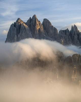 Schroffe Dolomitengipfel, von Nebel umwabert.