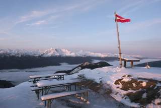 Spätsommerlicher Schnee auf Hüttenterrasse