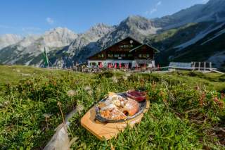 Kaiserschmarrn auf Wiese vor Berghütte