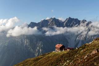 Hütte vor Bergkulisse