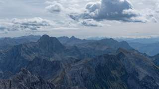 Blick auf ein Meer aus Felsgipfeln, die sich bis zum Horizont auftun.