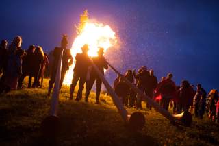Alphornbläser während der Sonnwendfeuer auf der Kampenwand. Foto: Kampenwandseilbahn GmbH / Eric Zbil