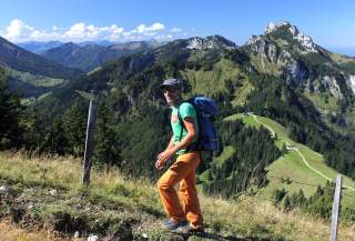 Bergwanderer an der Chiemgauer Hochplatte. Im Hintergrund die Kampenwand.
