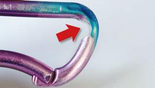 Karabiner mit eingeschliffener Kerbe.