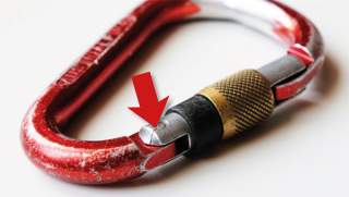 Karabiner mit Riss an der Niete.