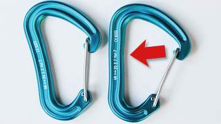 Karabiner mit verformter Geometrie.