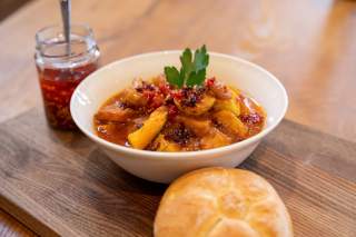 Vegetarischer Gulasch mit Paprika-Senf-Öl. Vegetarischer Gulasch mit Paprika-Senf-Öl.