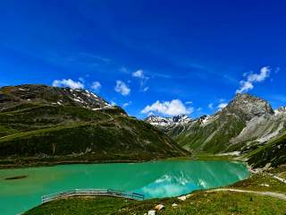 Türkiser Bergsee mit schroffen Gipfeln